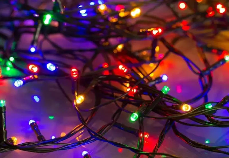 Iluminación y decoración navideña en un hogar, representando el incremento en el consumo de energía eléctrica durante las fiestas decembrinas.
