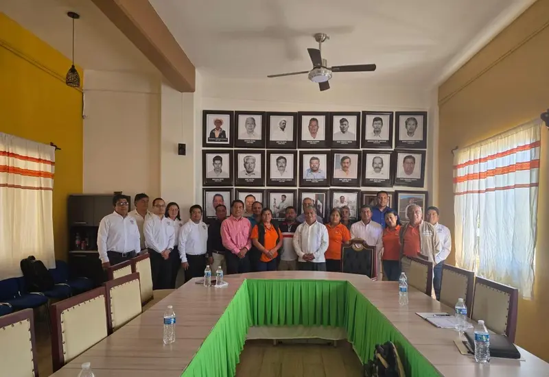 Autoridades de Santa María Atzompa y municipios vecinos reunidos en mesas de trabajo para la revisión y definición de los límites territoriales oficiales.