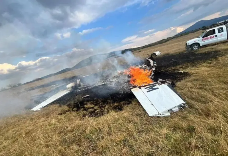 Una avioneta pequeña yace sobre un campo de cultivo en Michoacán después de realizar un aterrizaje de emergencia que dejó cinco heridos.