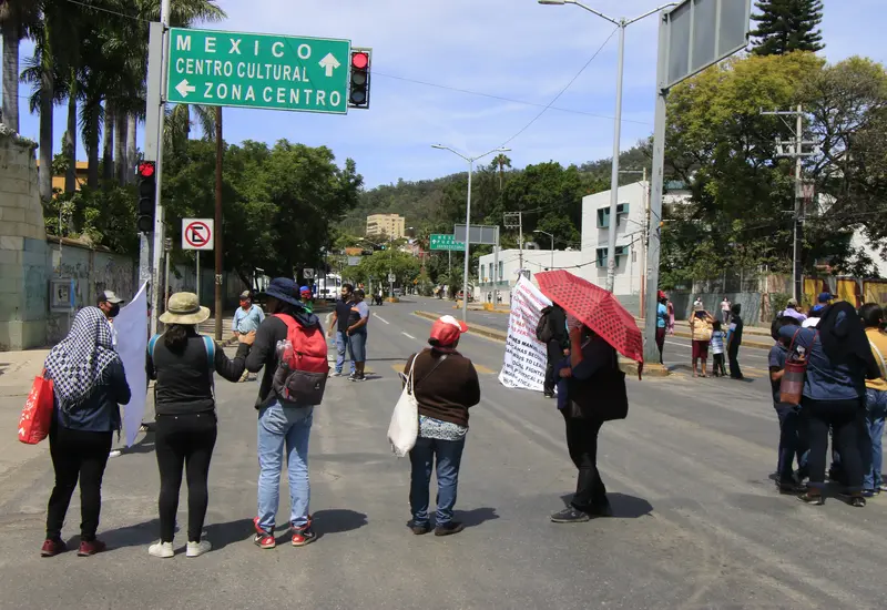 Imagen ilustrativa de un bloqueo carretero en Oaxaca, problemática que ha disminuido un 31% en el estado durante 2025 según reportes oficiales.
