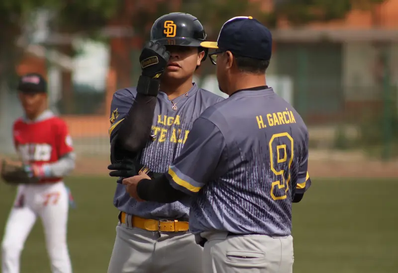 Un equipo de béisbol demuestra su poder ofensivo durante el torneo Regional de Valles, en una jugada clave para conseguir su pase al Estatal.