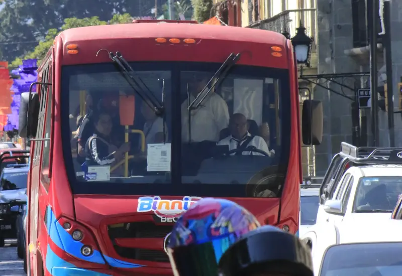 Un autobús de la nueva línea de transporte BinniBus circula en su ruta inaugural por la zona de Viguera y El Rosario en Oaxaca.