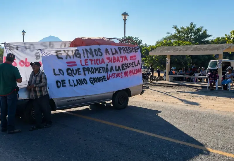 Pobladores de Llano Grande mantienen un bloqueo vehicular sobre la Carretera Panamericana 190, afectando el tránsito desde el pasado 24 de noviembre.