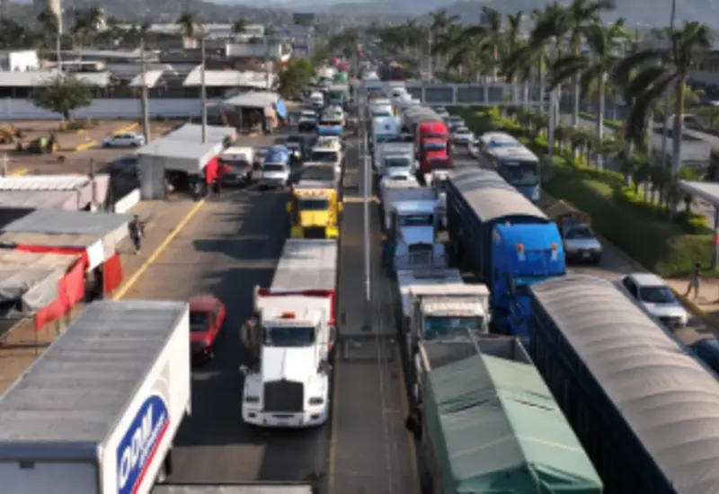 Una larga fila de camiones de carga se encuentra detenida en la frontera debido a los bloqueos que generan pérdidas millonarias a la industria.