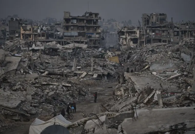 La artillería israelí dispara contra áreas urbanas de la ciudad de Jan Yunis, en Gaza, como parte de los bombardeos realizados por Israel.
