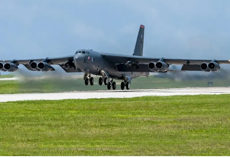 Bombarderos militares de Estados Unidos vuelan cerca de las costas de Venezuela como parte de una campaña militar contra presuntos narcotraficantes.
