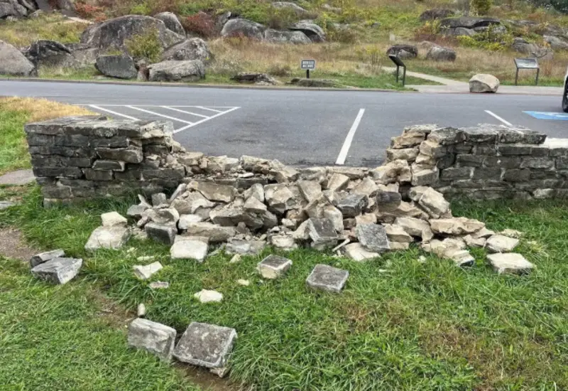 Un paisaje dentro de un parque nacional de Estados Unidos que muestra signos de descuido, como basura o daños al entorno natural y sitios históricos.