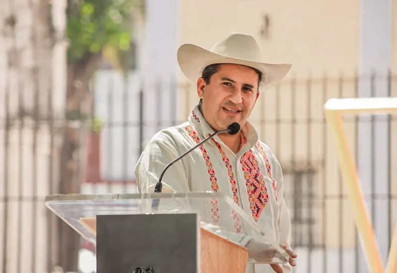 Carlos Manzo, expresidente municipal de Uruapan, Michoacán, en una fotografía de perfil para un artículo sobre finanzas.