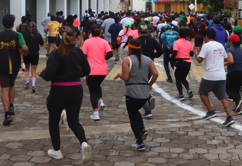 Corredores participan en la Carrera Atlética de la Empanada y la Barbacoa, un evento para despedir el año 2025 en el valle eteco.