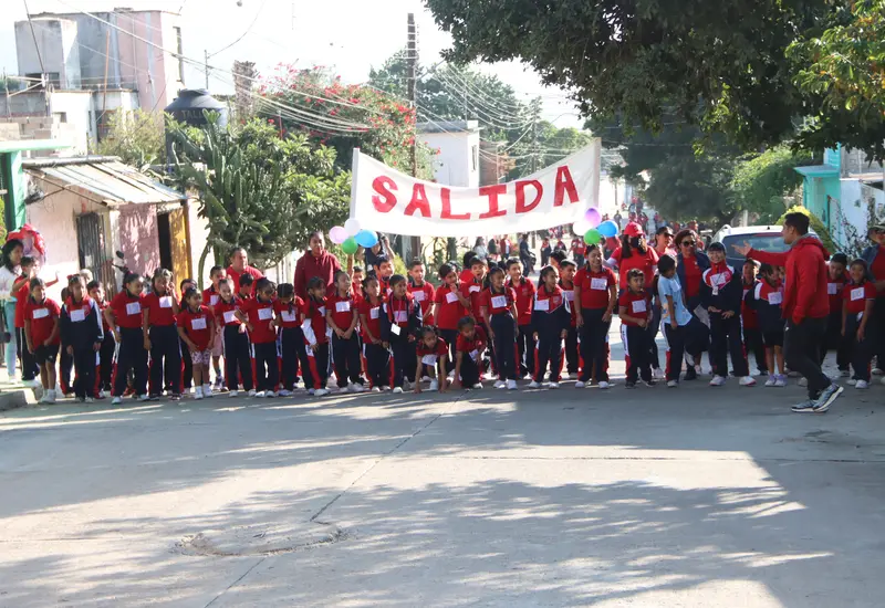 Estudiantes compiten con entusiasmo durante la novena edición de la Carrera Atlética Estudiantil de la Primaria Policarpo T. Sánchez.