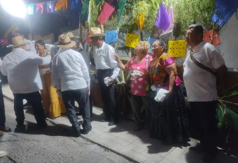 Tehuanos reunidos en una celebración religiosa y de convivencia para festejar el primer aniversario de 'La Carreta' en Tehuantepec.