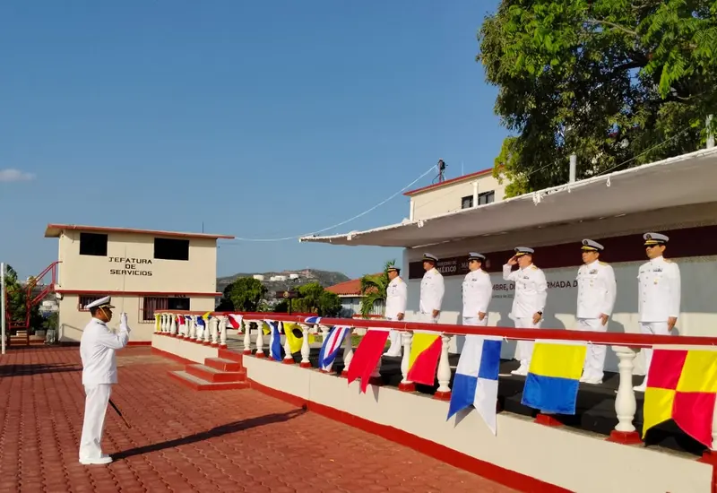 El comandante de la 10a. Región Naval encabeza la ceremonia de Semar para conmemorar los 200 años de la Independencia del Mar.