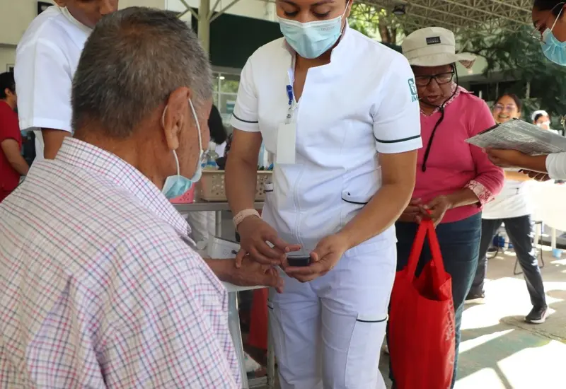 Un profesional de la salud realiza un chequeo médico a un paciente como medida clave para la prevención y el control de la diabetes.