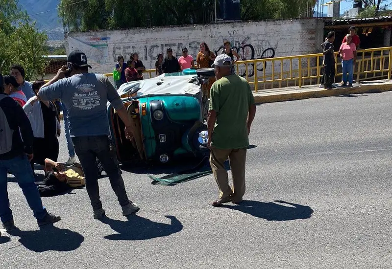 Escena del accidente en Tlacolula de Matamoros donde una camioneta embistió a un mototaxi, dejando al conductor del vehículo pequeño con lesiones.