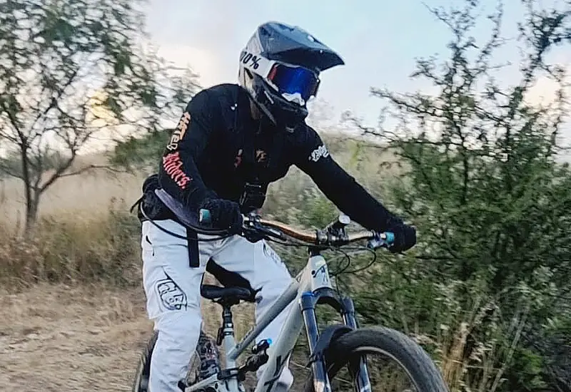 Ciclistas de montaña se preparan para asumir el reto de los desafiantes descensos con garra e intrepidez durante la competencia Downhill en Xoxo.