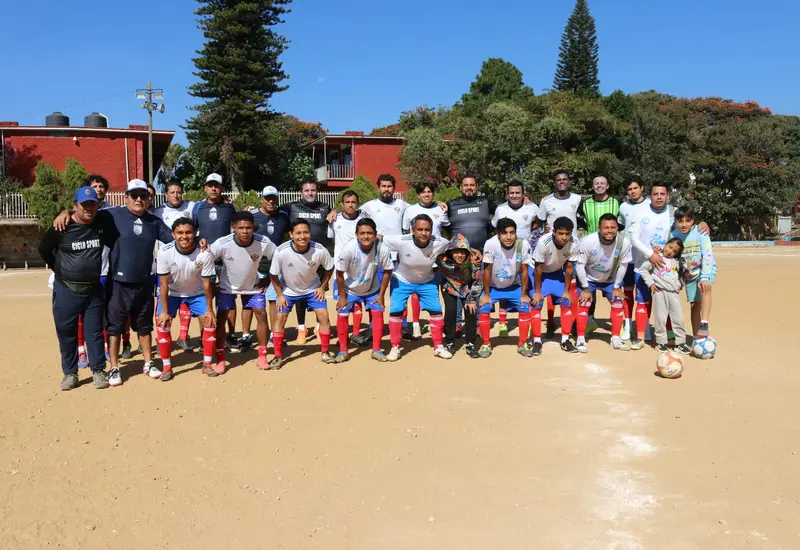 El equipo de Ciclo Sport durante el partido que abre la jornada de semifinales en la categoría Mayor A del torneo local.