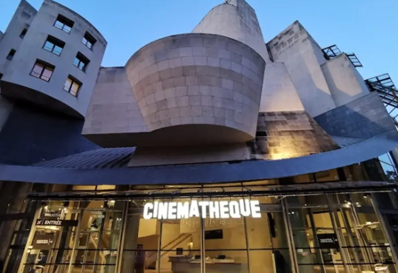 La Cinemateca Francesa en París es cerrada temporalmente al público debido a una severa infestación de chinches en sus instalaciones.
