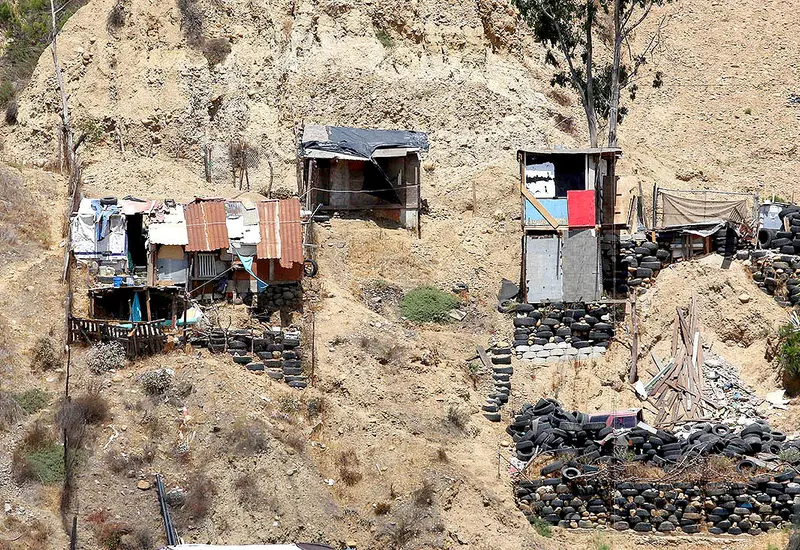 Una vista panorámica de un cinturón de miseria en Tijuana, Baja California, mostrando viviendas precarias y las condiciones de pobreza en la periferia.