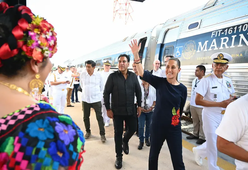 La Jefa del Poder Ejecutivo, Claudia Sheinbaum, corta el listón y devela las placas durante la inauguración de la Línea K del Tren Interoceánico.
