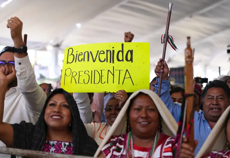 La Presidenta de México, Claudia Sheinbaum, es recibida con respeto y admiración por el pueblo de Oaxaca durante su visita al estado.