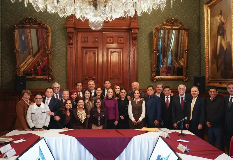 La presidenta de México, Claudia Sheinbaum Pardo, durante una reunión de trabajo con gobernadores en Palacio Nacional para fortalecer el sistema IMSS-Bienestar.
