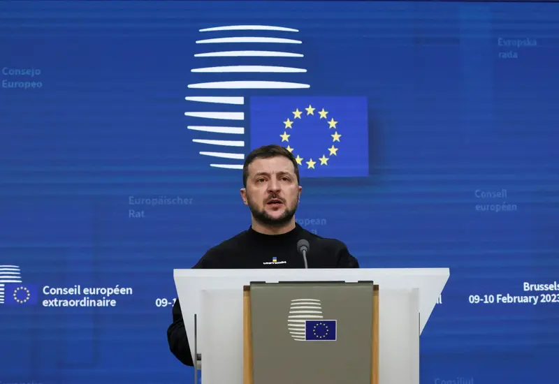 El presidente de Ucrania, Volodymyr Zelensky, en un contexto que ilustra el respaldo ofrecido por la Comisión Europea a su gobierno.