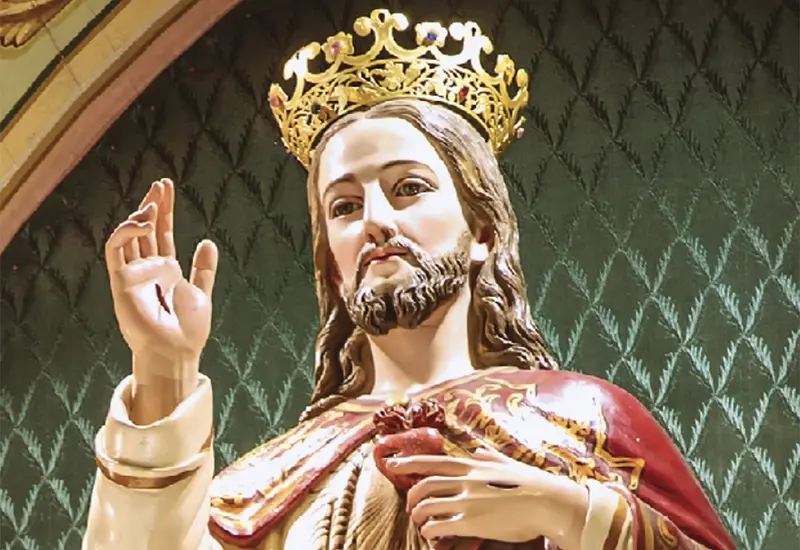La comunidad católica se reúne para celebrar la solemne fiesta de Cristo Rey, una importante festividad que lo reconoce como Rey del universo.