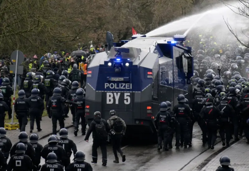 El congreso de la organización juvenil de extrema derecha alemana, Generation Deutschland, el cual inició con retraso por protestas de detractores.