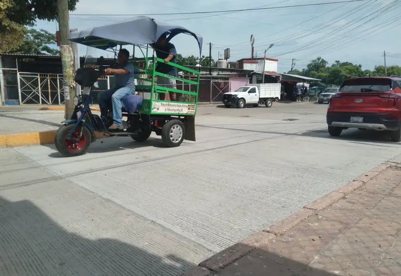 Motocarros en una calle de Santo Domingo Tehuantepec, donde habitantes exigen la instalación de silenciadores para reducir la alta contaminación auditiva.