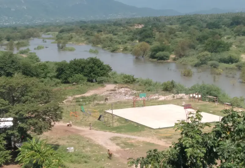 Montones de basura y desechos plásticos arrojados por habitantes contaminan gravemente las orillas y el cauce del río Tehuantepec en Oaxaca.
