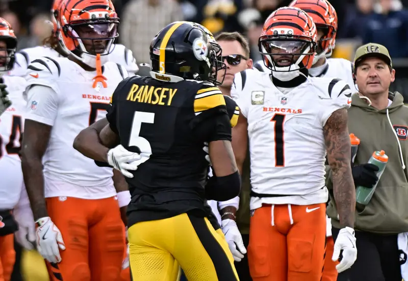 La defensiva de los Acereros, la 'cortina de acero', en acción durante su victoria contra los Bengalíes de Cincinnati para tomar el liderato.