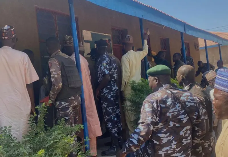 Imagen representativa de la crisis de inseguridad en Nigeria, donde los secuestros han aumentado de forma alarmante, principalmente en el norte del país.