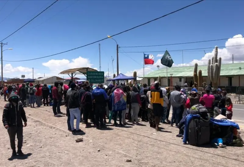 Migrantes varados en la frontera entre Chile y Perú en medio de la crisis humanitaria y la militarización anunciada para la zona.