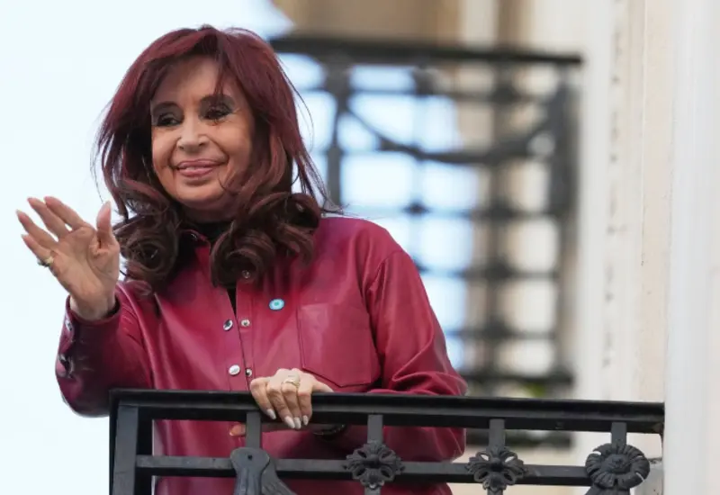 La expresidenta Cristina Fernández mientras niega las acusaciones de sobornos en su contra, señalando ser víctima de una persecución judicial.