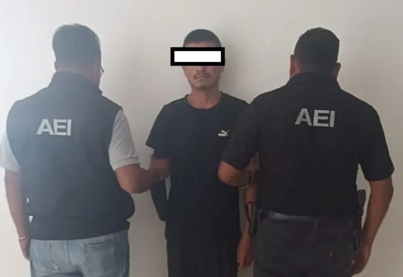 David es detenido por elementos de la Agencia Estatal de Investigaciones (AEI) al ser acusado del delito de violación en agravio de su hija.