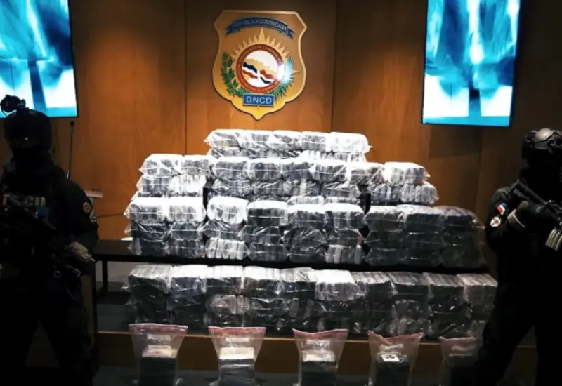 Paquetes con 500 kilogramos de cocaína que eran transportados en una lancha y fueron decomisados por autoridades de República Dominicana en el Caribe.
