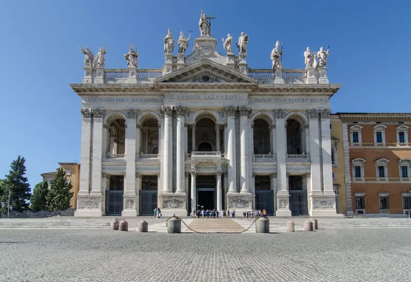 Una vista arquitectónica de la histórica Basílica de San Juan de Letrán en Roma, cuya dedicación se conmemora cada 9 de noviembre.