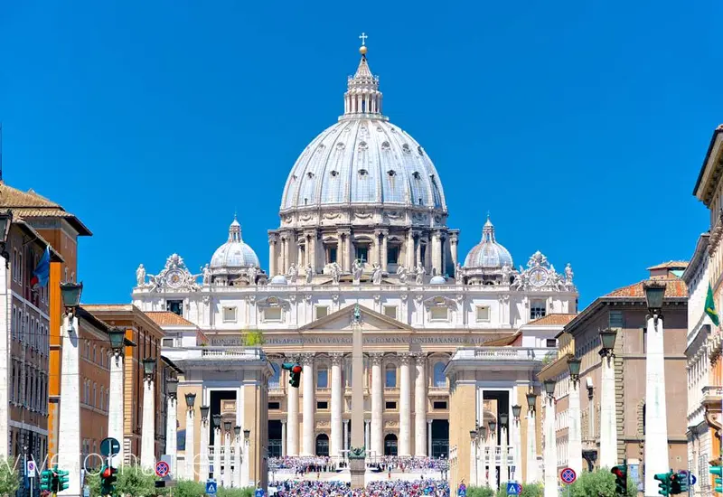 Vista exterior de la majestuosa Basílica de San Pedro en el Vaticano, cuya dedicación se conmemora el 18 de noviembre.