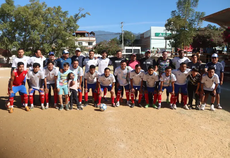 El equipo de Ciclo Sport muestra su decepción en el campo tras caer en casa durante el partido contra Holanda Hecsan.