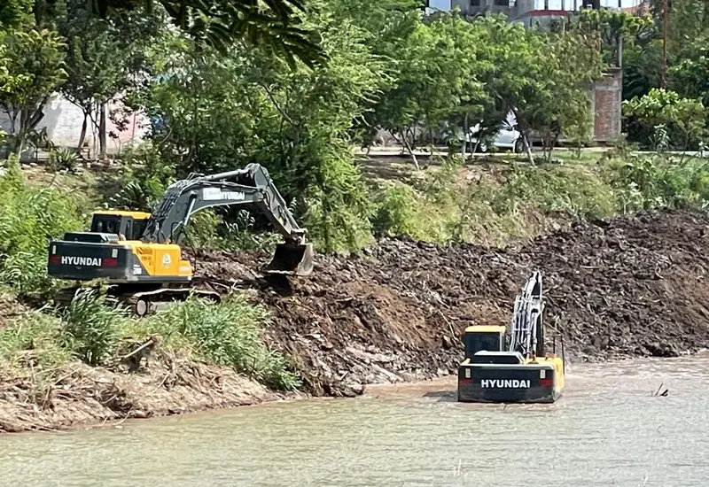 Labores de desazolve y limpieza en el Río Los Perros, donde los trabajos se concentran en los tramos considerados como puntos críticos.