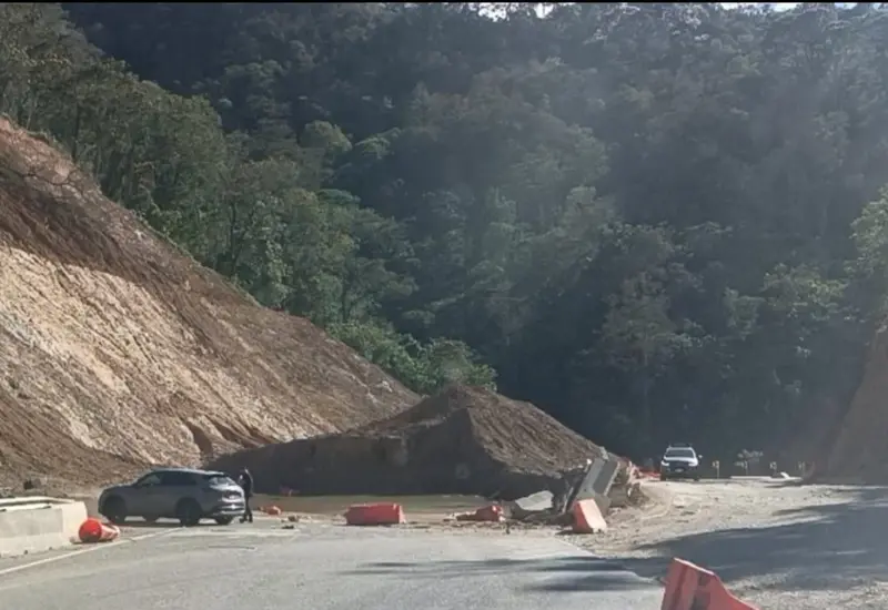 Piedras y material suelto sobre la carretera Barranca Larga–Ventanilla, resultado de pequeños deslaves que representan un riesgo para los conductores.