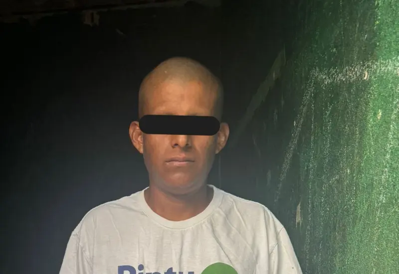 El detenido M.M.M., acusado de asesinar a su padrastro, es fotografiado mientras espera ser sometido a exámenes para conocer su salud mental.