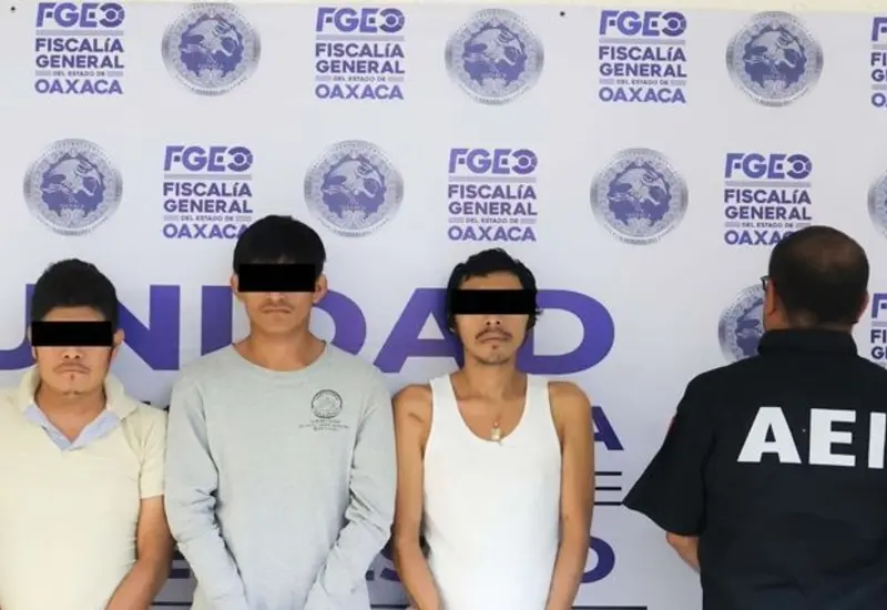 Tres presuntos integrantes de la banda del Cromo son presentados tras su detención en el Istmo de Tehuantepec por extorsión y cobro de piso.