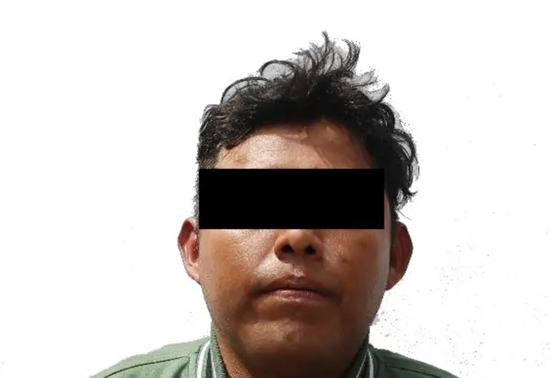Un grupo de personas detenidas son escoltadas y presentadas ante el agente del Ministerio Público tras intentar ofrecer dinero para evitar su arresto.