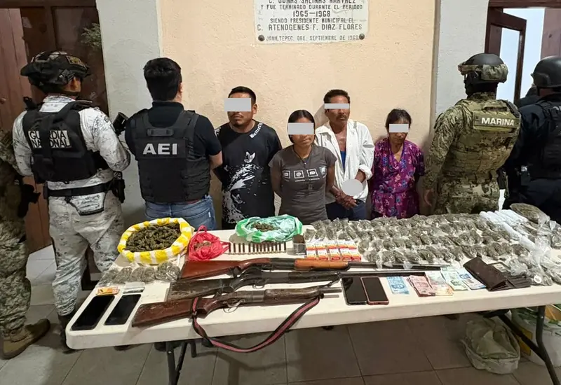 Cuatro personas detenidas con dosis de droga tras un operativo de cateo a tres domicilios en el municipio de Jamiltepec.
