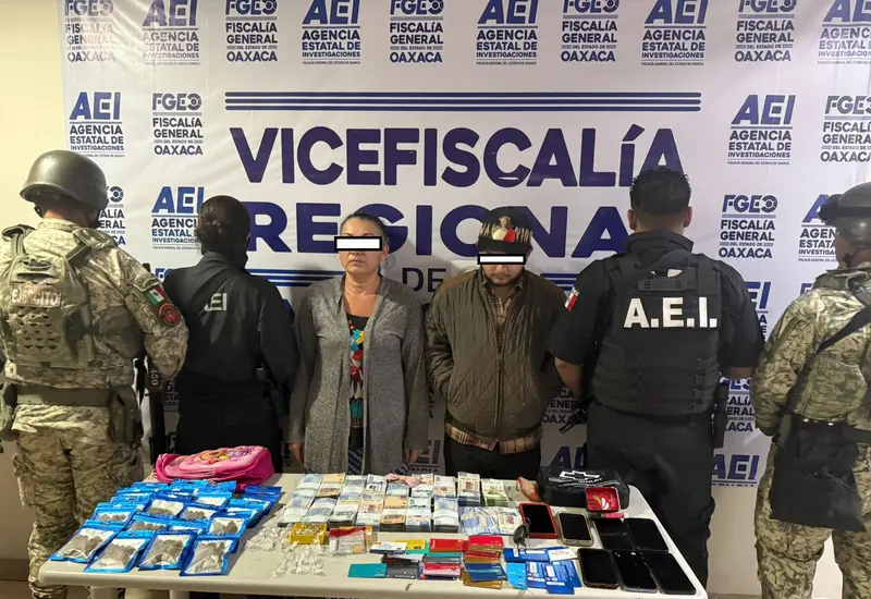 Personas detenidas durante un operativo en Santa Cruz Xoxocotlán, junto a los objetos asegurados que incluyen tarjetas, vehículos y droga.