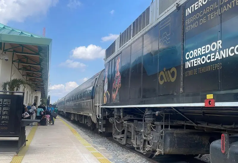 Un funcionario del Tren Interoceánico del Istmo de Tehuantepec es fotografiado mientras desmiente los señalamientos sobre una supuesta investigación en su contra.