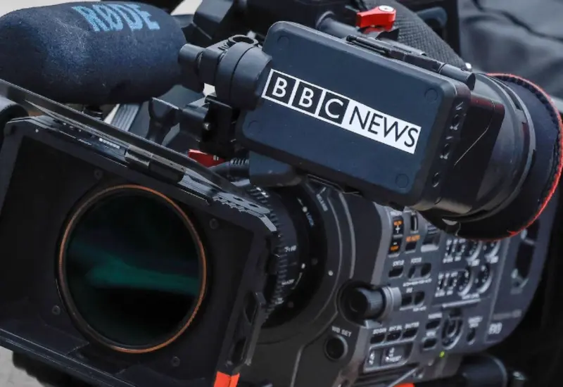 El magnate exige la retractación de la BBC antes del viernes o demandará por mil millones de dólares.