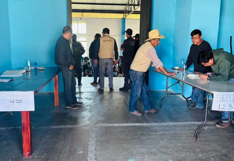 Ciudadanos de una comunidad indígena participan en la elección libre de sus representantes locales mediante los Sistemas Normativos Internos, en un proceso pacífico.