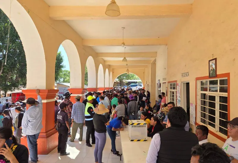 Proceso de votación en una de las 361 elecciones municipales realizadas por usos y costumbres, reflejando el avance de los comicios por sistemas normativos.